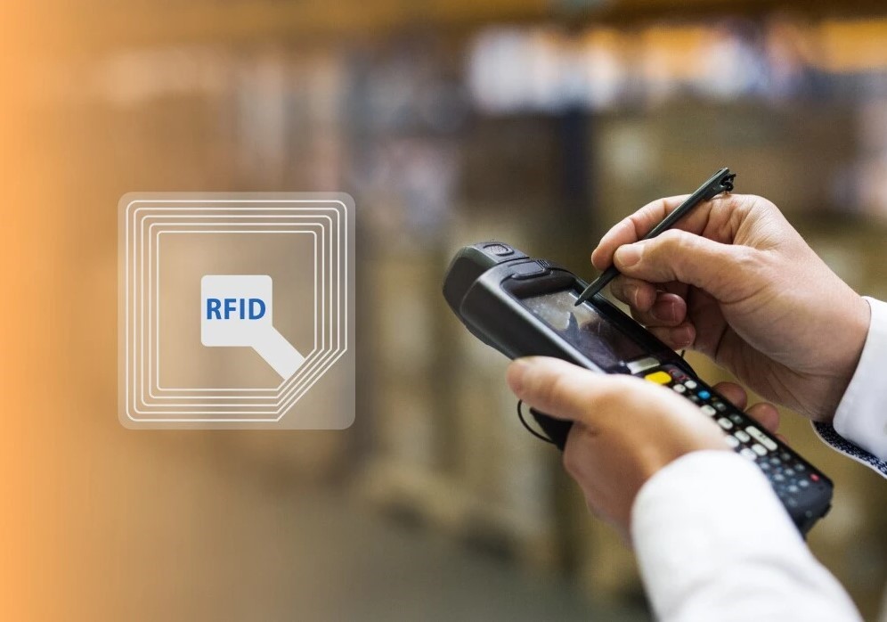 سیستم RFID فناوری RFID با کمک امواج رادیویی، امکان شناسایی اشیا و محصولات مختلف را فراهم میکند.