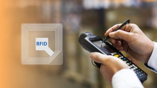 فناوری RFID با کمک امواج رادیویی، امکان شناسایی اشیا و محصولات مختلف را فراهم می‌کند.